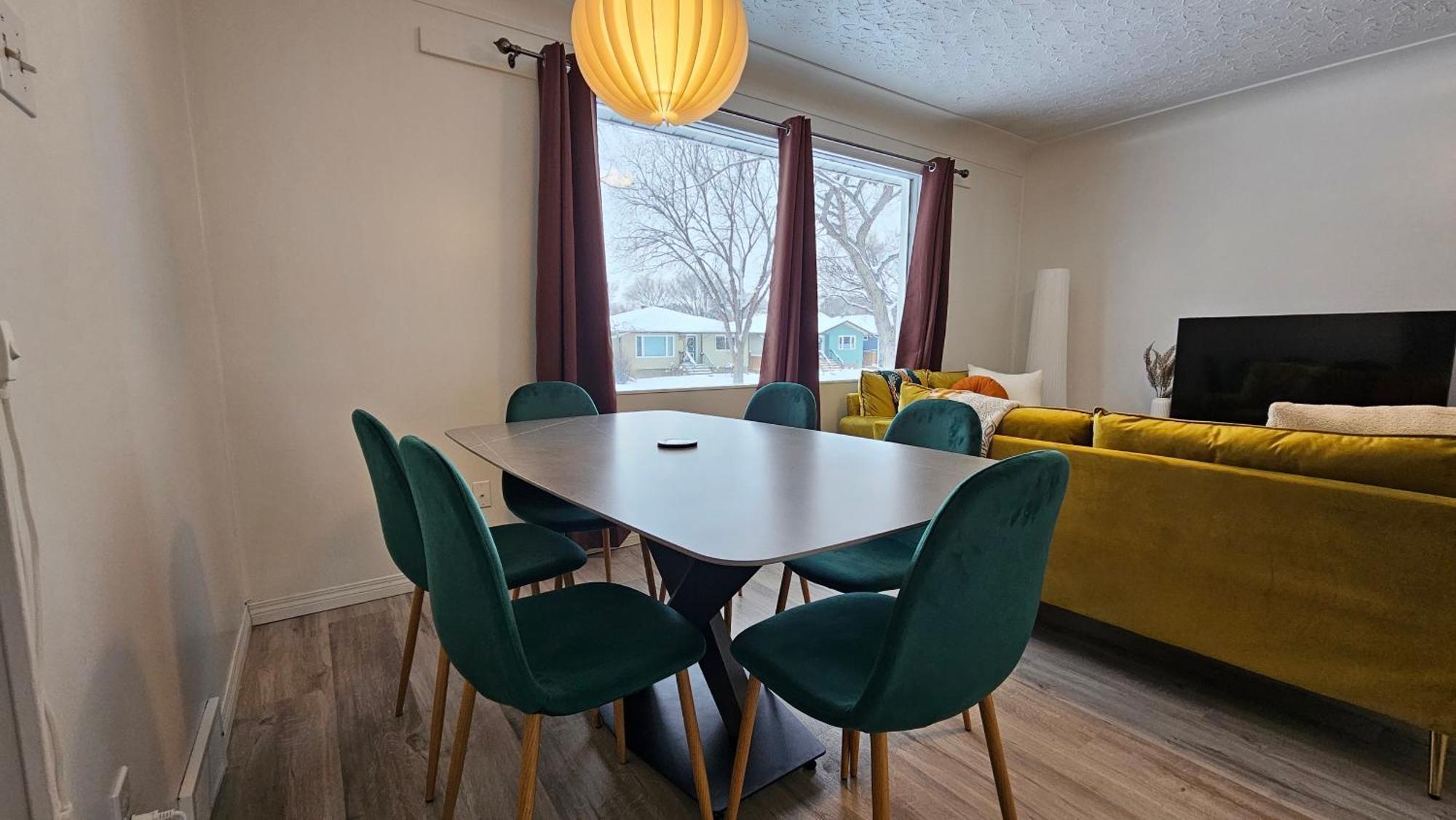 Retro Retreat - 3Bdr, 1 Bath, Close To City Center Apartamento Edmonton Exterior foto